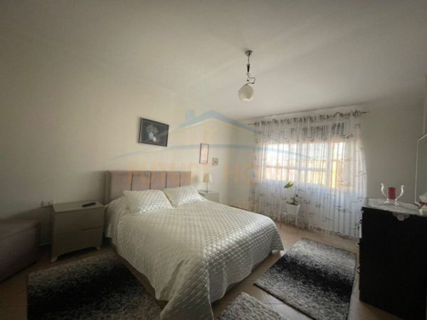 Shitet, Apartament 1+1+verandë, Rruga Barrikadave