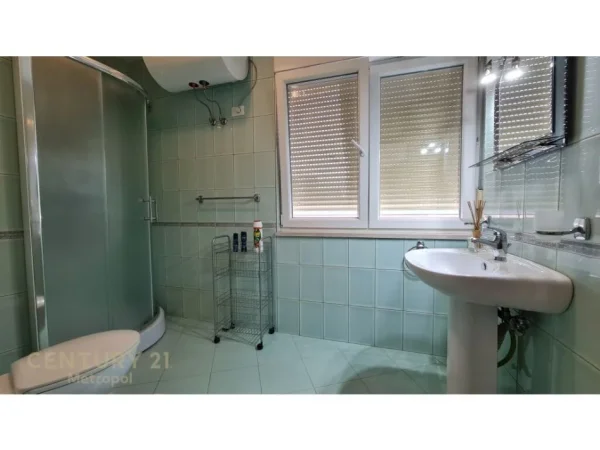 OFROJME PER SHITJE APARTAMENT NE QENDER TE TIRANES 2+1, ME PARKIM!