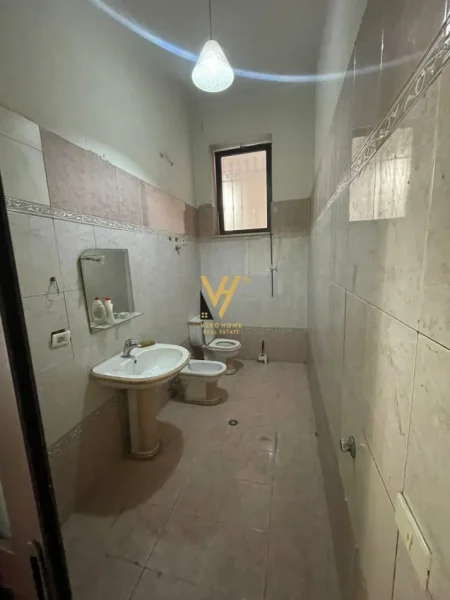 SHITET AMBIENT BIZNESI 132 M2 TE RRUGA HOXHA TAHSIM 479.600 EURO