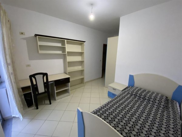 Jepet me qera apartamenti 3+1+2  470€ , Astir prane bar Artisti.