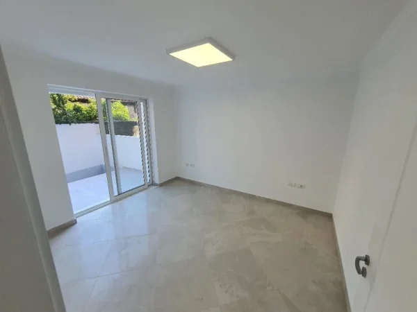 Ambienti 3+1 per qera , Qender ,600euro (Per Banim ose Biznes )