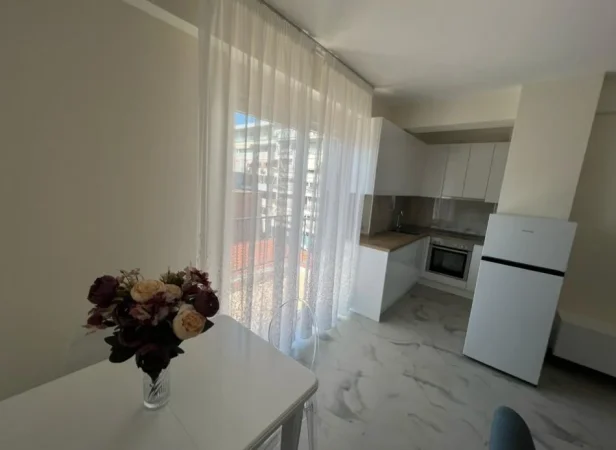 Jepet me qera apartamenti 1+1 500€ , 21 dhjetori , rruga Kongresi Lushnjes prane Hotel Mondial.