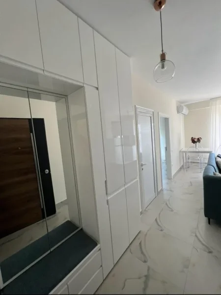 Jepet me qera apartamenti 1+1 500€ , 21 dhjetori , rruga Kongresi Lushnjes prane Hotel Mondial.