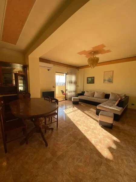 Jepet me Qira Apartament 3+1 tek "Rruga e Kavajes!