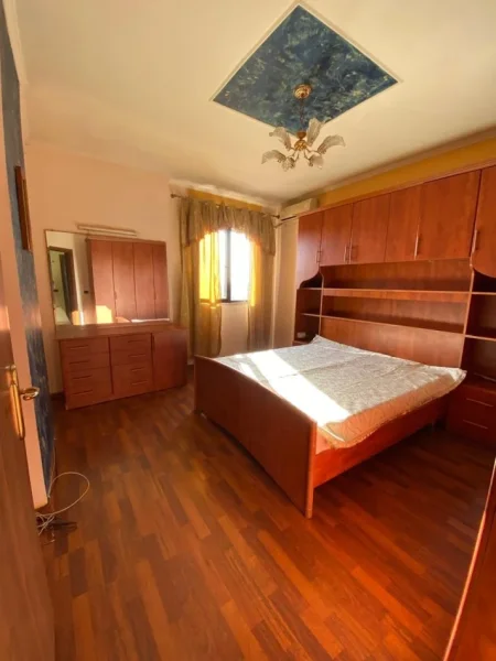 Jepet me Qira Apartament 3+1 tek "Rruga e Kavajes!