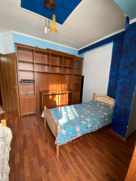 Jepet me Qira Apartament 3+1 tek "Rruga e Kavajes!