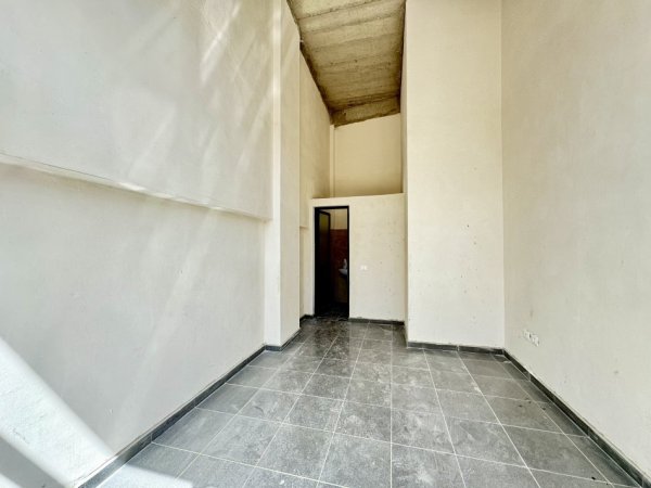 Dyqan me qera, Rruga Qemal Stafa, 3 minuta larg Pazarit të Ri 300 Euro