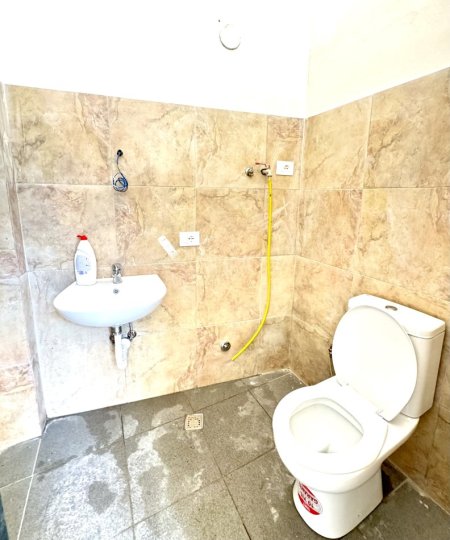 Dyqan me qera, Rruga Qemal Stafa, 3 minuta larg Pazarit të Ri 300 Euro