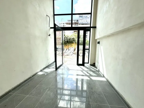 Dyqan me qera, Rruga Qemal Stafa, 3 minuta larg Pazarit të Ri 300 Euro