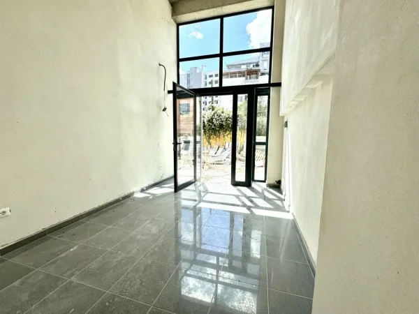 Dyqan me qera, Rruga Qemal Stafa, 3 minuta larg Pazarit të Ri 300 Euro