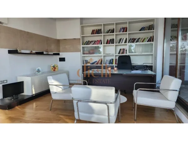 Shitet Duplex PentHouse Pranë Pazarit Të Ri.