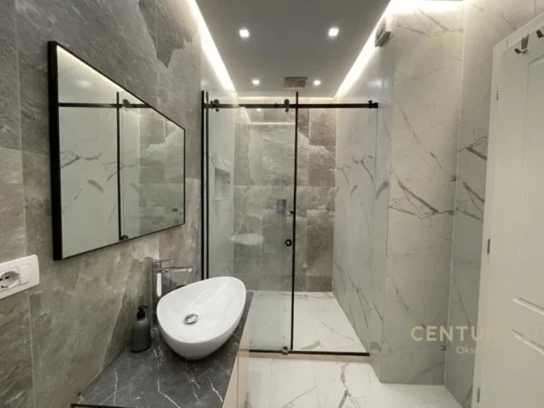 JEPET ME QIRA APARTAMENT 1+1+POST PARKIMI, TEK UNAZA E RE (KOMPLEKSI SIMA-COM) !, 650euro