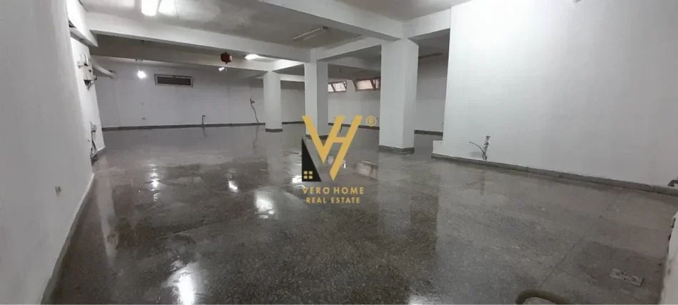 JEPET AMBIENT 200 M2 ME QERA TE RRUGA MINE PEZA 1.500 EURO