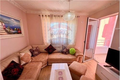 JEPET APARTAMENT 1+1 ne Selite , Rruga Mustafa Metohiti