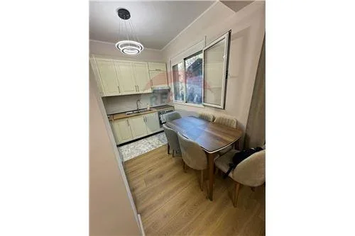 JEPET APARTAMENT 2+1 ME QIRA ne Kombinat, Rr.Hamdi Cenojmeri