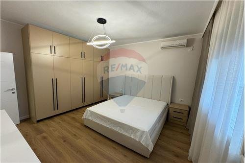 JEPET APARTAMENT 2+1 ME QIRA ne Kombinat, Rr.Hamdi Cenojmeri