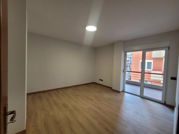 Shitet Apartament