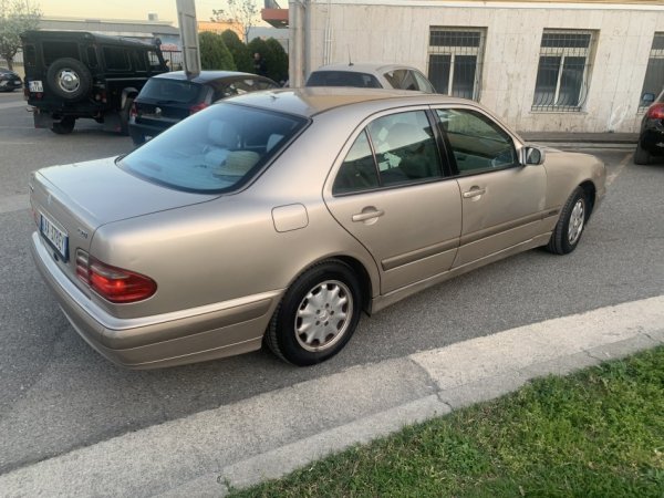 Shitet e class 220 CDI viti 2000. Manual. 1900 €