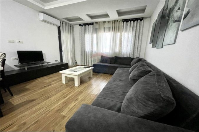 Apartament per qira, 3+1 totalisht i mobiluar, buze Unazes se Re, per 450 Euro/muaj!