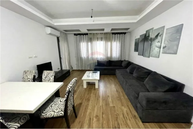 Apartament per qira, 3+1 totalisht i mobiluar, buze Unazes se Re, per 450 Euro/muaj!