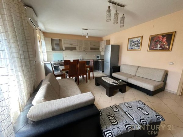 Jepet me qira apartament 2+1+2 tek Materniteti i Ri