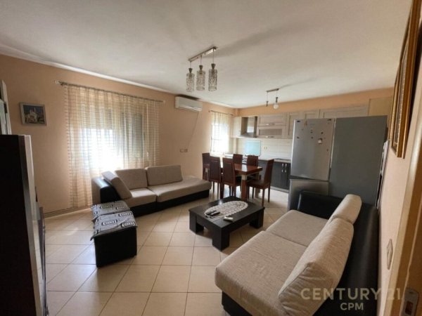 Jepet me qira apartament 2+1+2 tek Materniteti i Ri