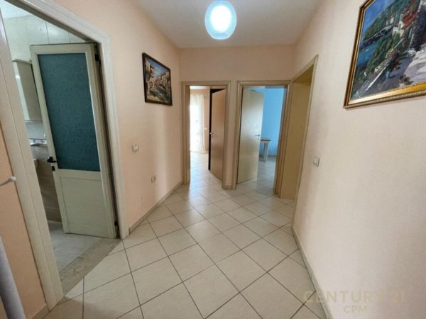 Jepet me qira apartament 2+1+2 tek Materniteti i Ri