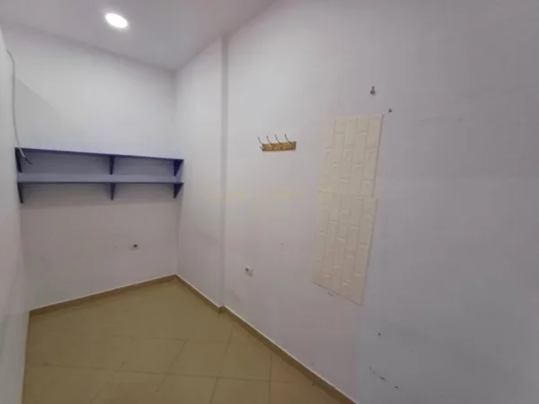 JEPET ME QIRA AMBIENT KOMERCIAL PRANE SHKOLLES CAJUPI