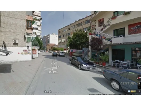 Ambient komercial per shitje prane Ish Stacionit të Fundit të Tiranës së Re, buze rruges kryesore!!!