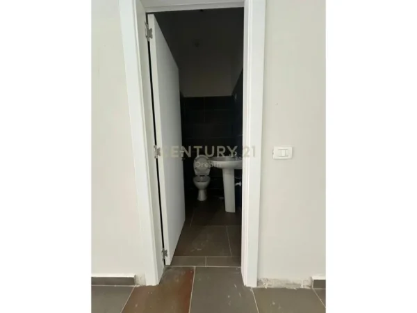 Jepet me Qira Ambient Komercial perballe Spitalit Amerikan 3!