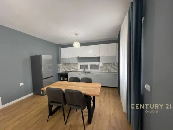 QIRA 2+1+2+POST PARKIMI TE KOPSHTI BOTANIK