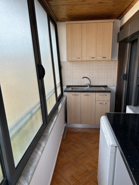 Jepet apartament 2+1 me qera prane Fakultetit te Mjekesise