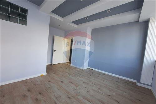 Tirane, jepet me qera apartament 4+1+BLK Kati 2, 176 m² 1.300 Euro (BLV Bajram Curri)