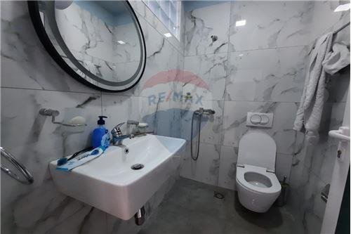 Tirane, jepet me qera apartament 4+1+BLK Kati 2, 176 m² 1.300 Euro (BLV Bajram Curri)