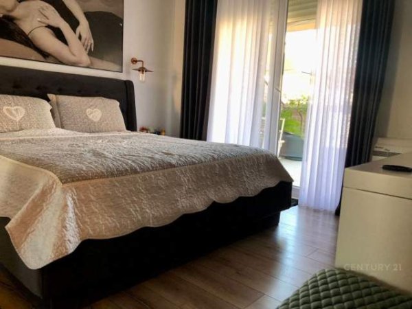 Tirane, jepet me qera apartament 3+1 Kati 4, 250 m² 2.200 Euro (secret garden)