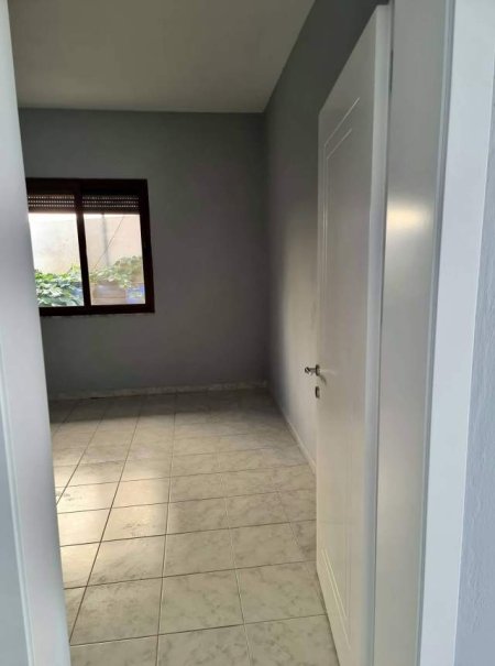 Tirane, jepet me qera Vile 3+1 Kati 1, 95 m² 350 Euro