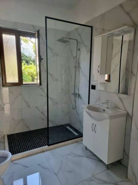 Tirane, jepet me qera Vile 3+1 Kati 1, 95 m² 350 Euro