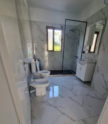 Tirane, jepet me qera Vile 3+1 Kati 1, 95 m² 350 Euro