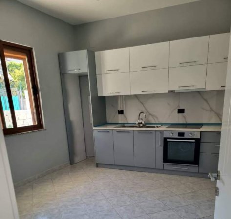 Tirane, jepet me qera Vile 3+1 Kati 1, 95 m² 350 Euro