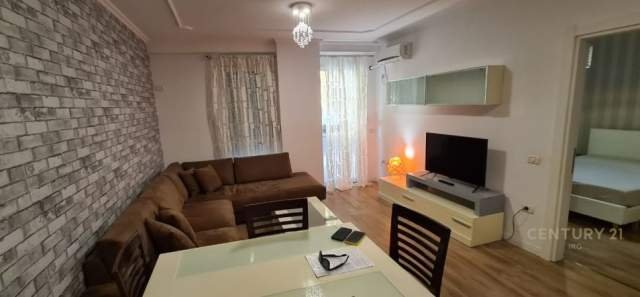 Tirane, jepet me qera apartament 1+1 Kati 2, 60 m² 450 Euro (barrikadat)