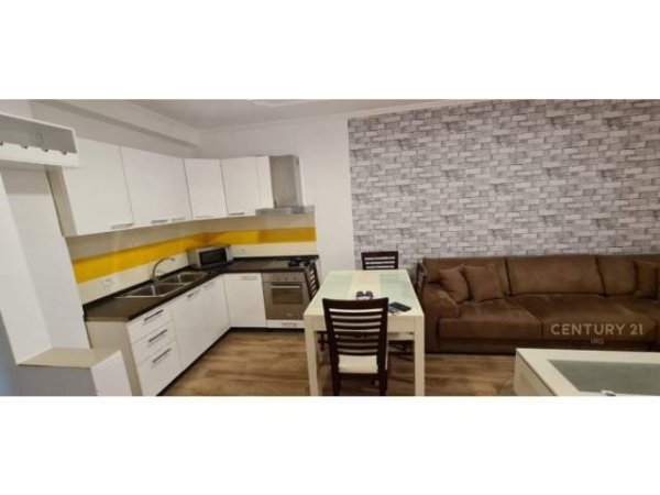 Tirane, jepet me qera apartament 1+1 Kati 2, 60 m² 450 Euro (barrikadat)
