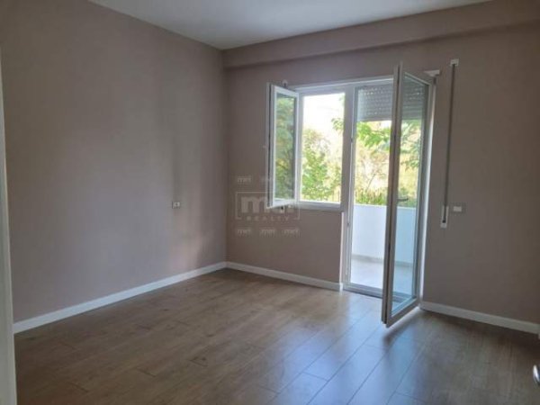 Tirane, jepet me qera apartament 1+1+BLK 58 m² 280 Euro (Kpshti Botanik)
