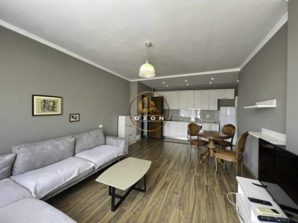 Tirane, jepet me qera apartament 1+1+BLK Kati 11, 72 m² 450 Euro/muaj  (Komuna e Parisit)