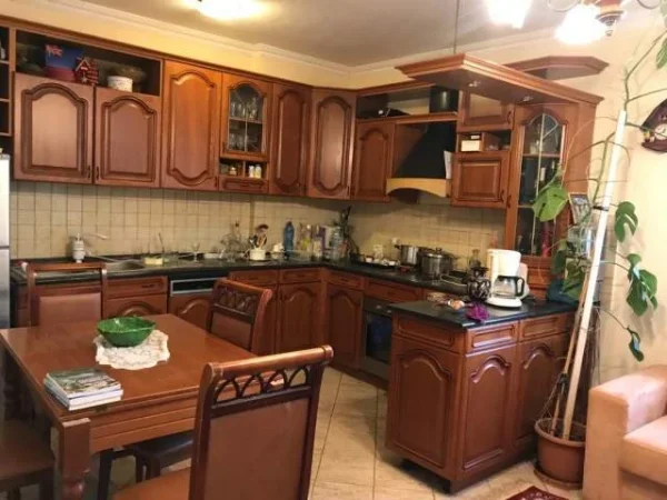 Tirane, jepet me qera apartament 2+1 Kati 5, 500 Euro (mbrapa hotel Mondialit)