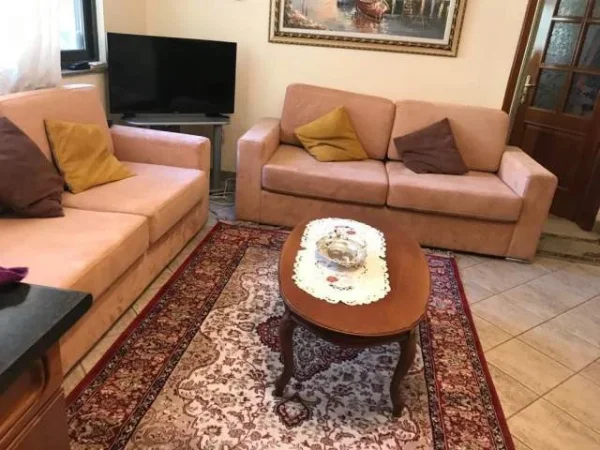 Tirane, jepet me qera apartament 2+1 Kati 5, 500 Euro (mbrapa hotel Mondialit)