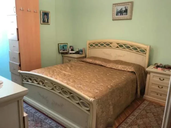 Tirane, jepet me qera apartament 2+1 Kati 5, 500 Euro (mbrapa hotel Mondialit)