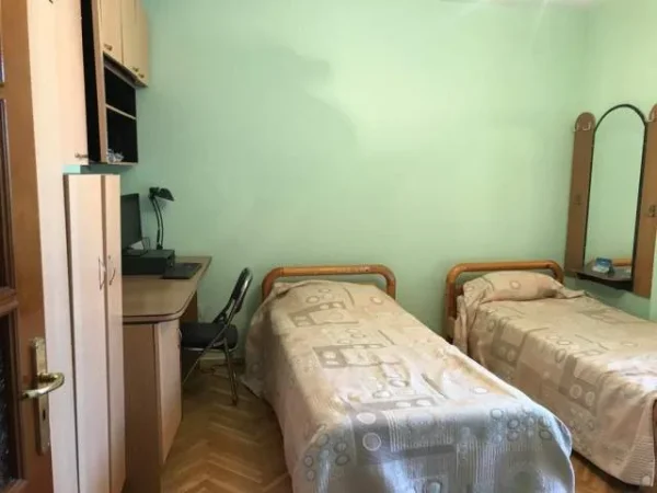 Tirane, jepet me qera apartament 2+1 Kati 5, 500 Euro (mbrapa hotel Mondialit)