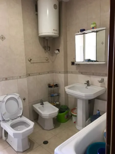 Tirane, jepet me qera apartament 2+1 Kati 5, 500 Euro (mbrapa hotel Mondialit)