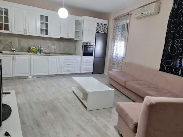 Tirane, jepet me qera apartament 2+1 Kati 3, 550 eur
