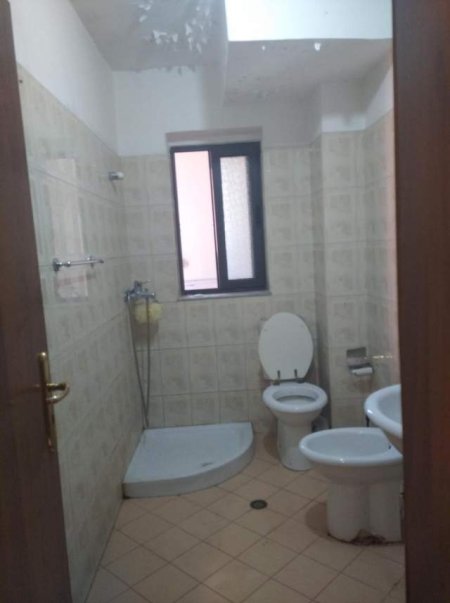 Tirane, jepet me qera apartament 2+1 Kati 4, 95 m² 400 Euro (Rruga e Durresit)